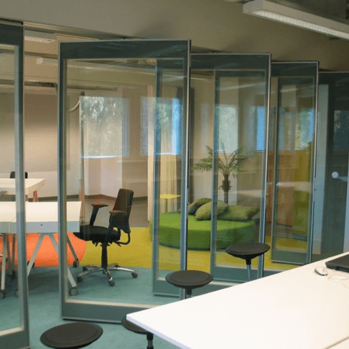 Movable Glass Partitions With Integrated Blinds